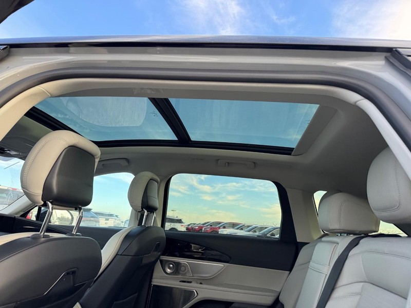 Lincoln Nautilus Vehicle Full-screen Gallery Image 12