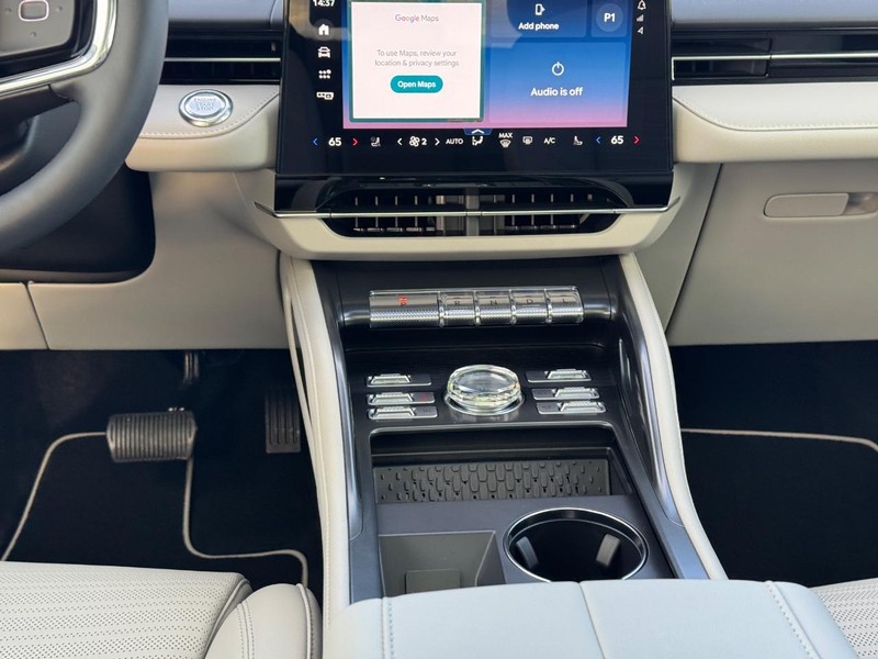 Lincoln Nautilus Vehicle Full-screen Gallery Image 16