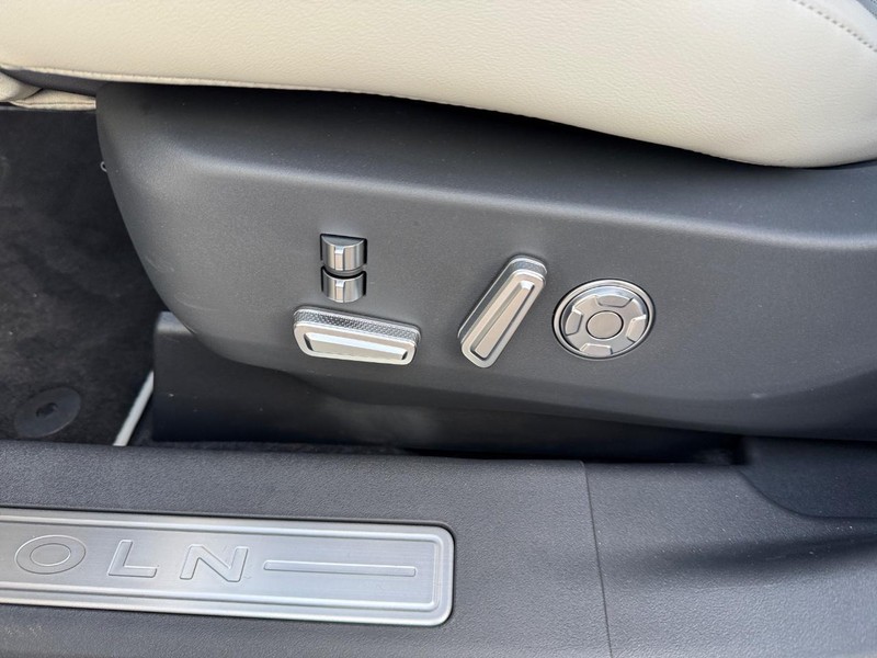 Lincoln Nautilus Vehicle Full-screen Gallery Image 17