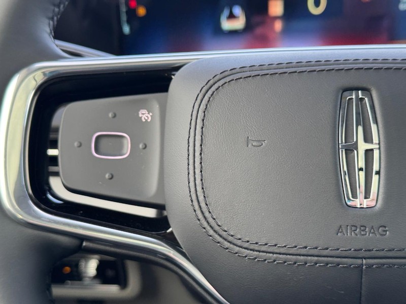 Lincoln Nautilus Vehicle Full-screen Gallery Image 21