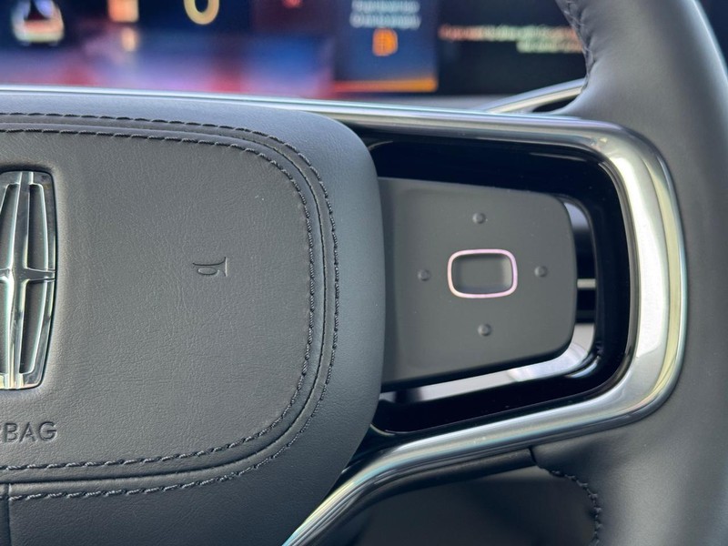 Lincoln Nautilus Vehicle Full-screen Gallery Image 22