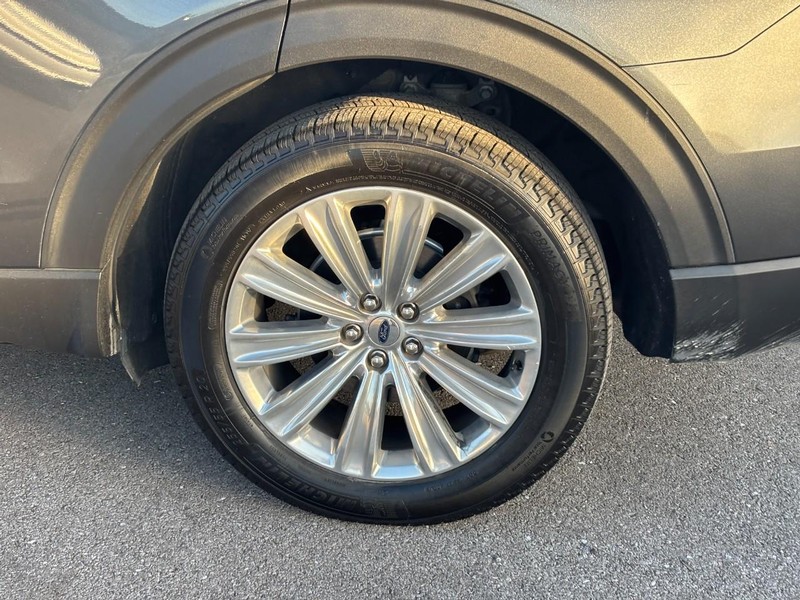 Ford Explorer Vehicle Full-screen Gallery Image 10