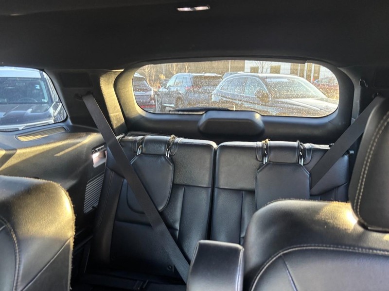 Ford Explorer Vehicle Full-screen Gallery Image 11