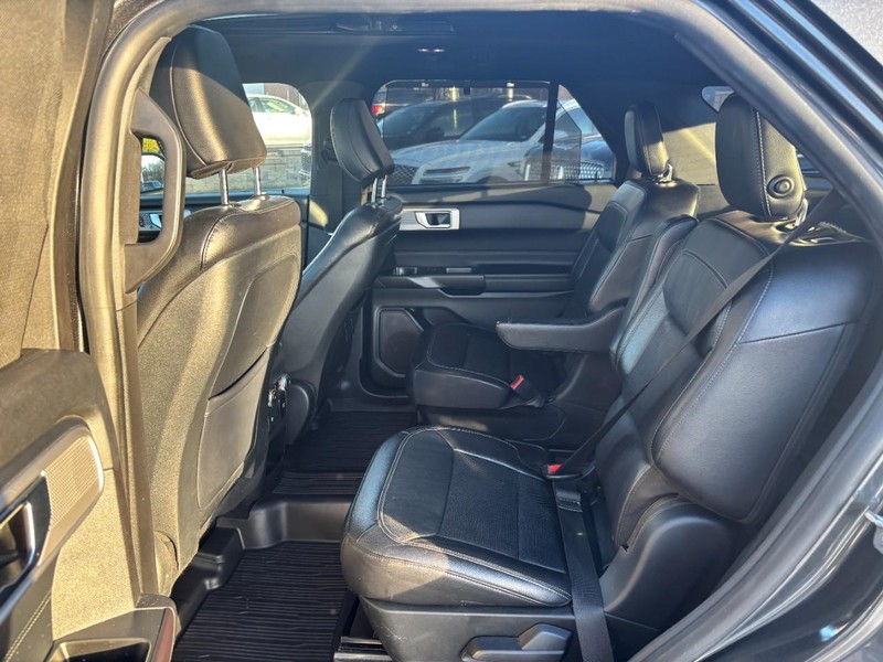 Ford Explorer Vehicle Full-screen Gallery Image 12