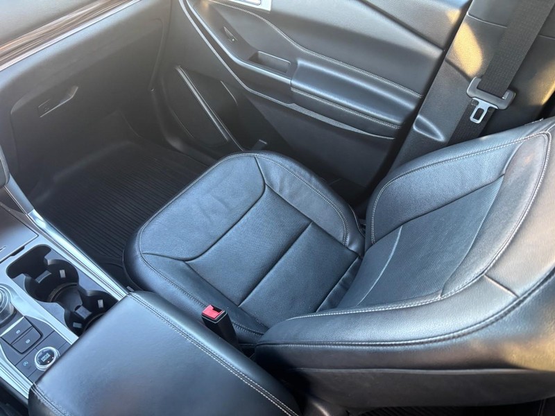 Ford Explorer Vehicle Full-screen Gallery Image 16