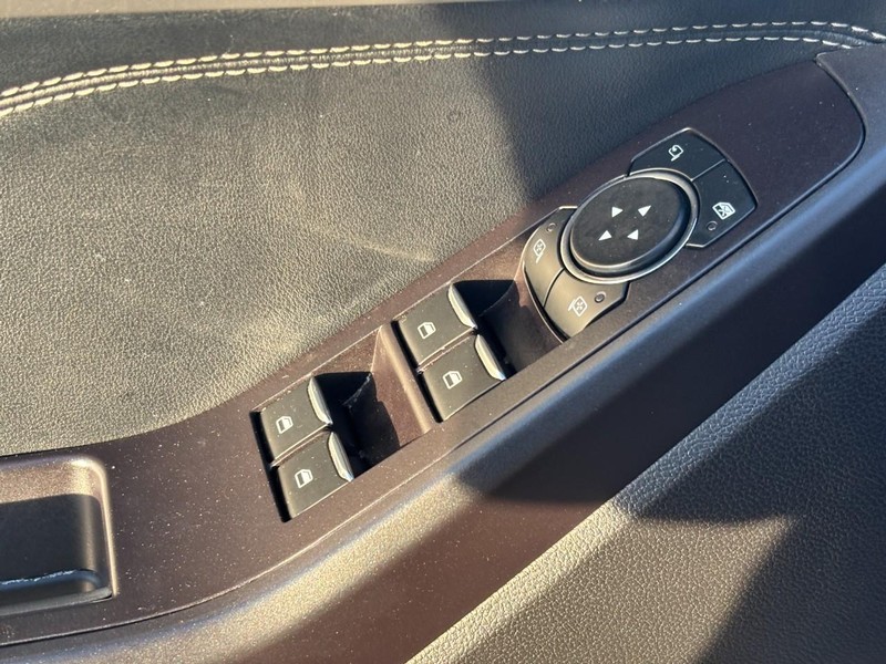 Ford Explorer Vehicle Full-screen Gallery Image 17