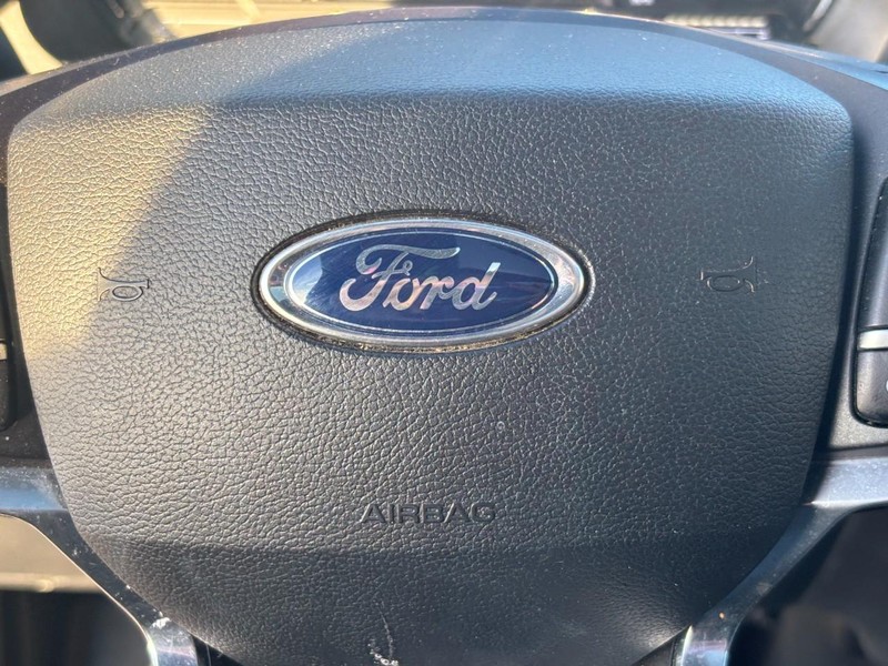 Ford Explorer Vehicle Full-screen Gallery Image 20