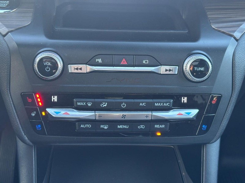 Ford Explorer Vehicle Full-screen Gallery Image 26