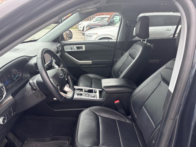 Ford Explorer Vehicle Full-screen Gallery Image 05