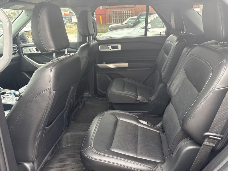 Ford Explorer Vehicle Full-screen Gallery Image 06