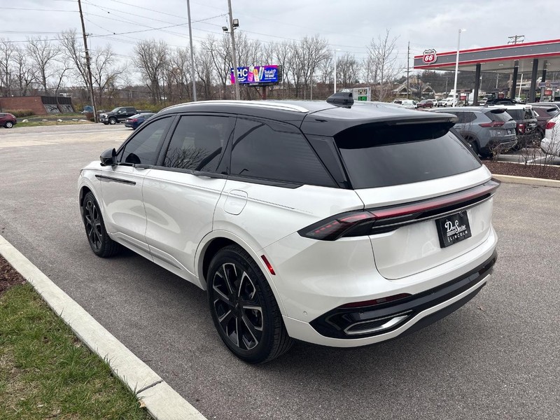 Lincoln Nautilus Vehicle Full-screen Gallery Image 02