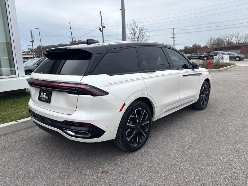 Lincoln Nautilus Vehicle Full-screen Gallery Image 03