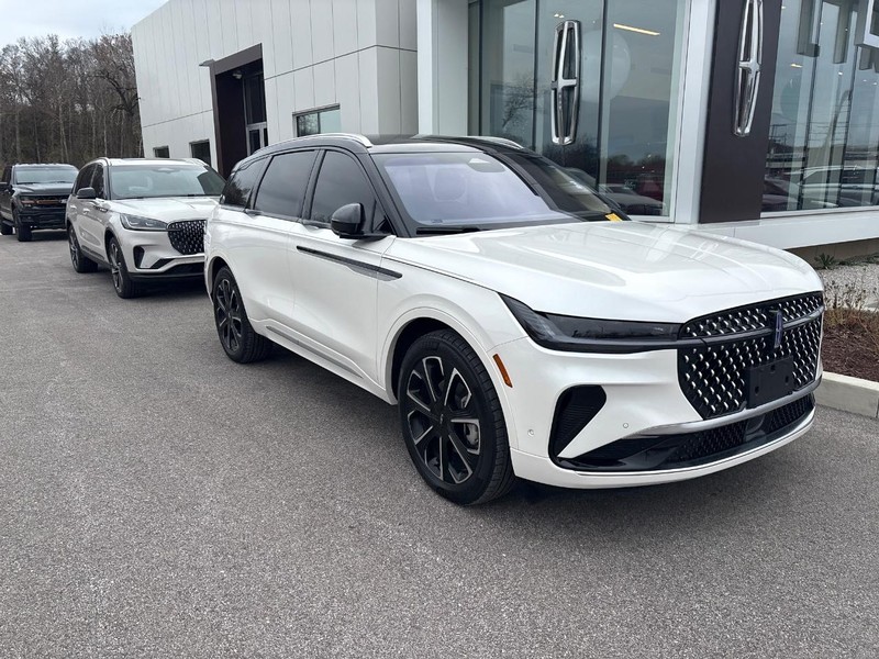 Lincoln Nautilus Vehicle Full-screen Gallery Image 04