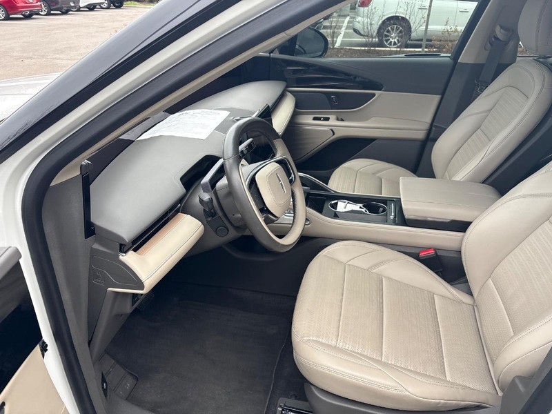 Lincoln Nautilus Vehicle Full-screen Gallery Image 05