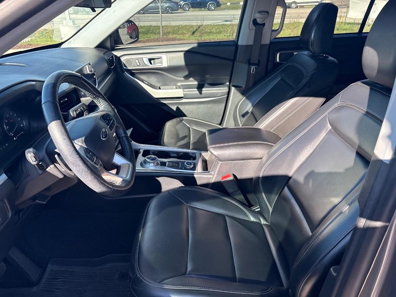 Ford Explorer Vehicle Full-screen Gallery Image 05