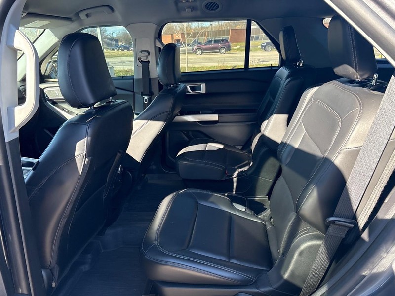 Ford Explorer Vehicle Full-screen Gallery Image 06