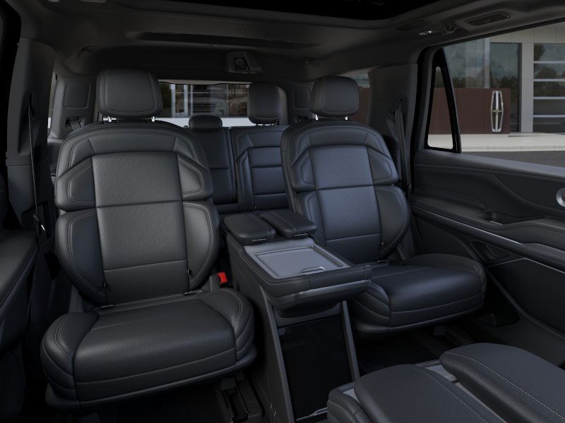 Lincoln Navigator Vehicle Full-screen Gallery Image 12