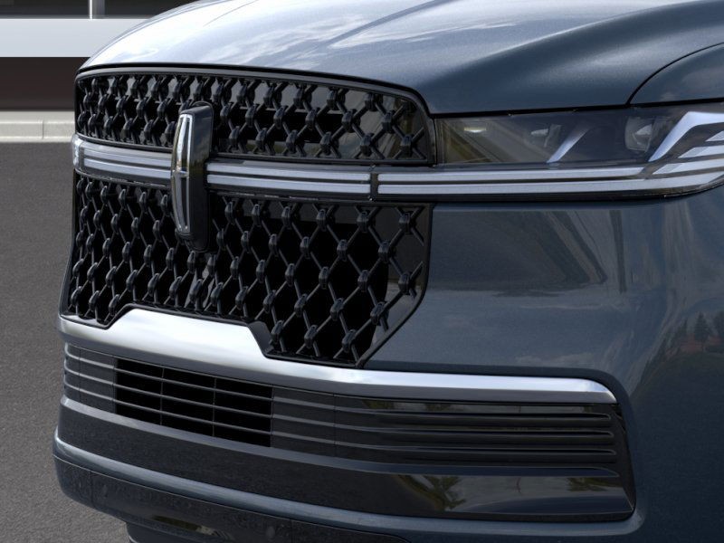 Lincoln Navigator Vehicle Full-screen Gallery Image 18