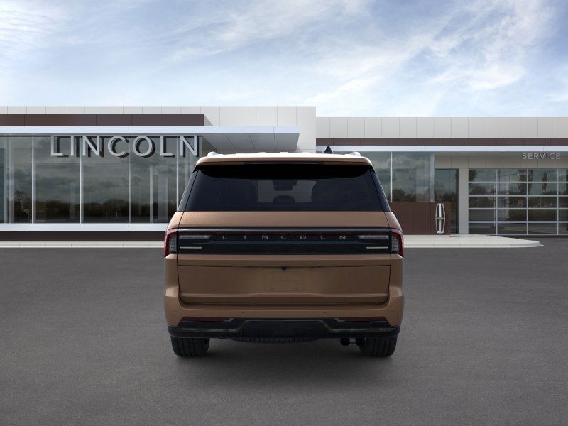 Lincoln Navigator Vehicle Full-screen Gallery Image 05