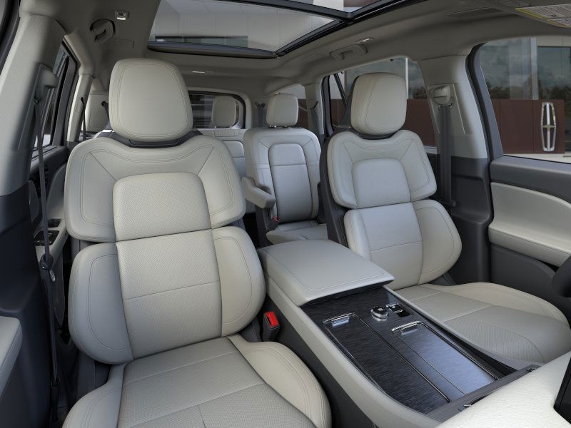 Lincoln Aviator Vehicle Full-screen Gallery Image 11