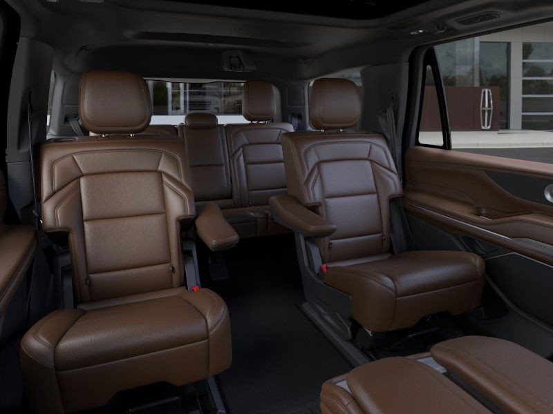 Lincoln Navigator Vehicle Full-screen Gallery Image 12