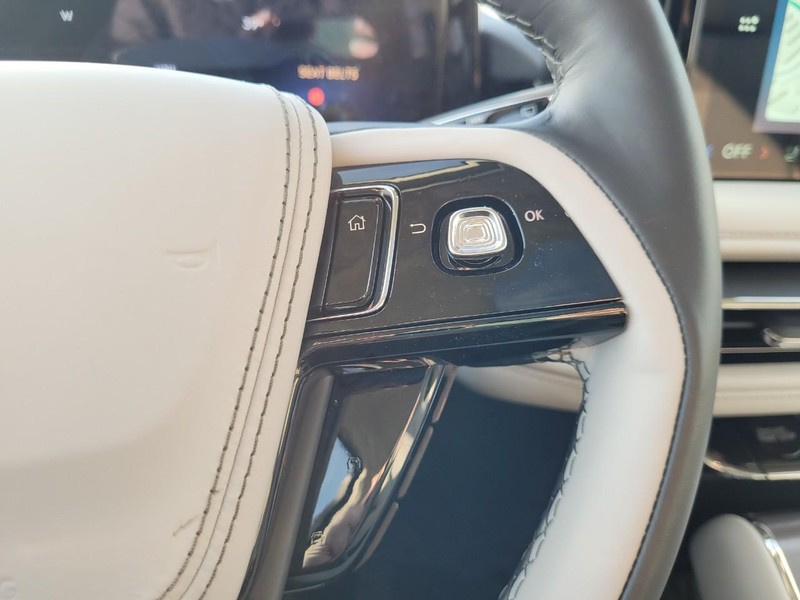 Lincoln Aviator Vehicle Full-screen Gallery Image 24