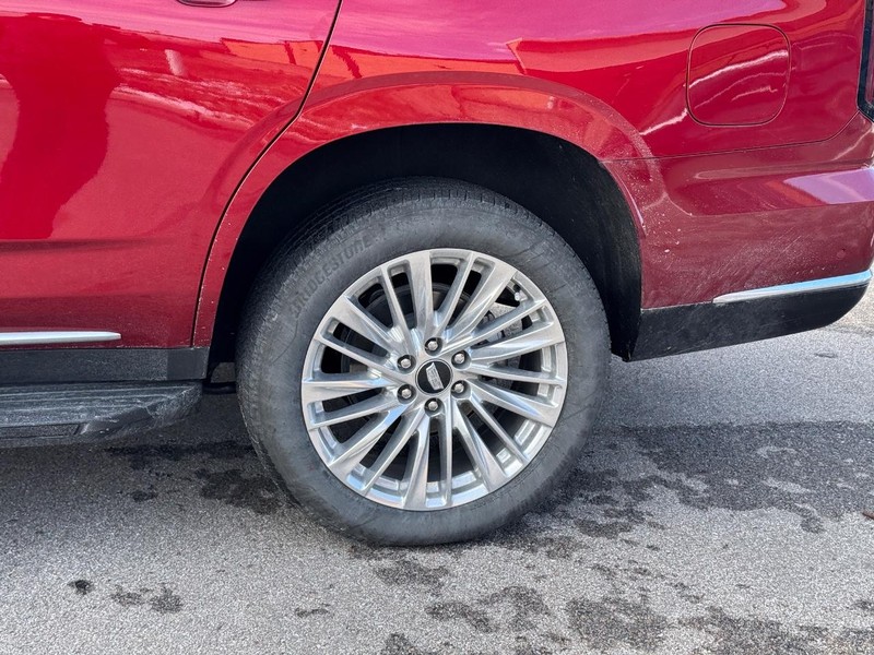 Cadillac Escalade Vehicle Full-screen Gallery Image 10