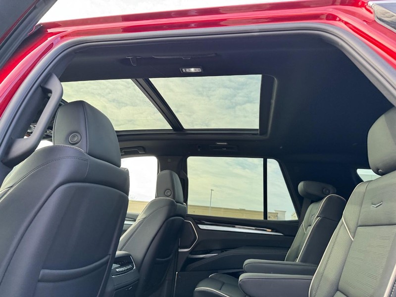 Cadillac Escalade Vehicle Full-screen Gallery Image 11