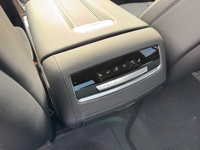 Cadillac Escalade Vehicle Full-screen Gallery Image 12