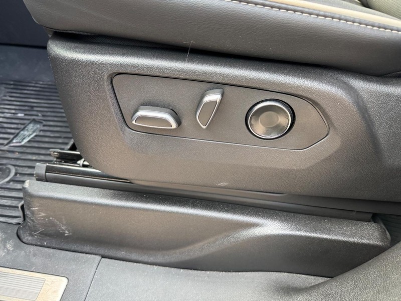 Cadillac Escalade Vehicle Full-screen Gallery Image 16