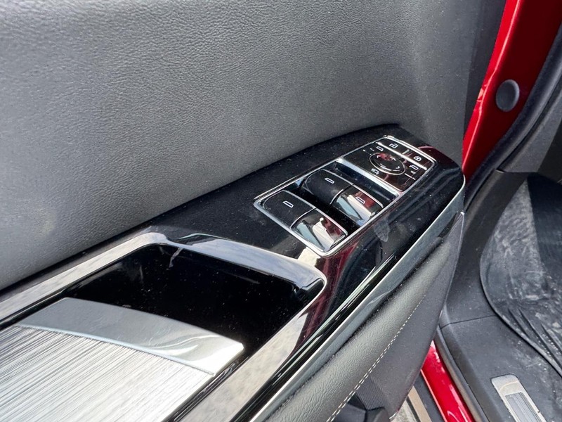 Cadillac Escalade Vehicle Full-screen Gallery Image 17