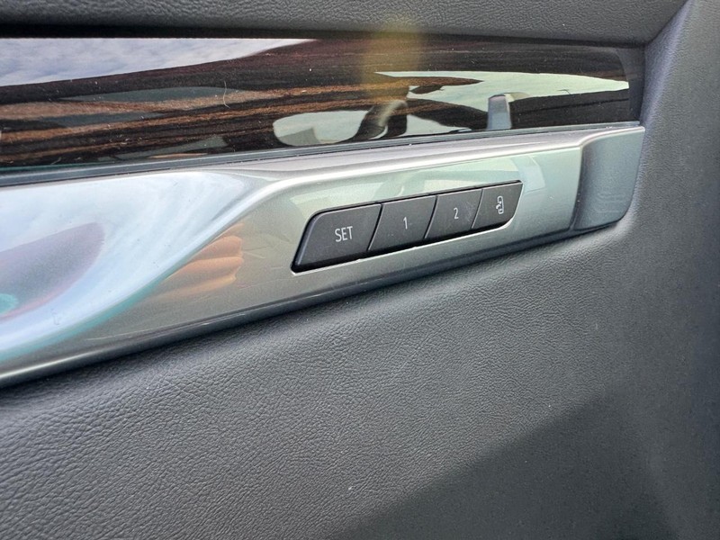 Cadillac Escalade Vehicle Full-screen Gallery Image 18