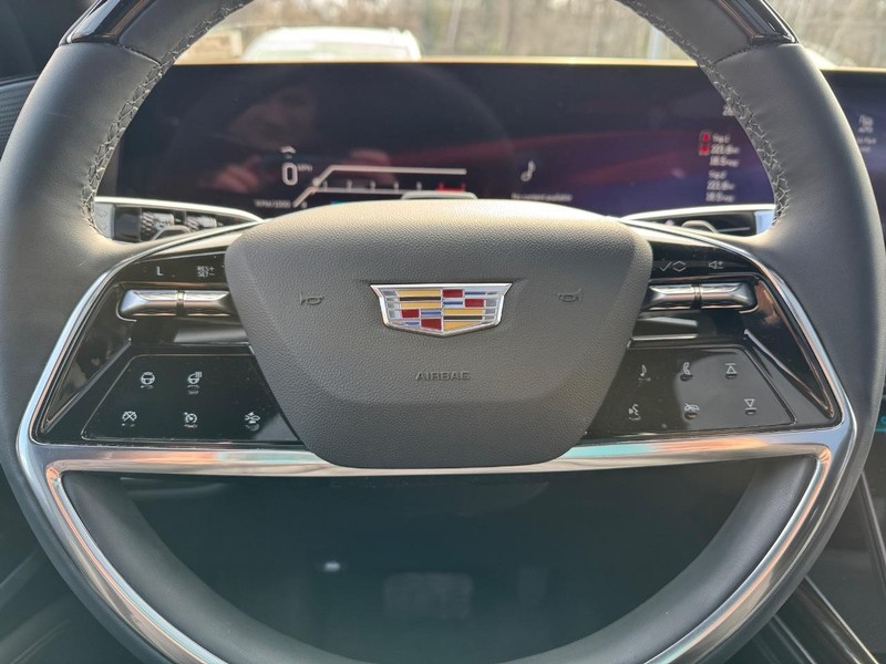 Cadillac Escalade Vehicle Full-screen Gallery Image 19