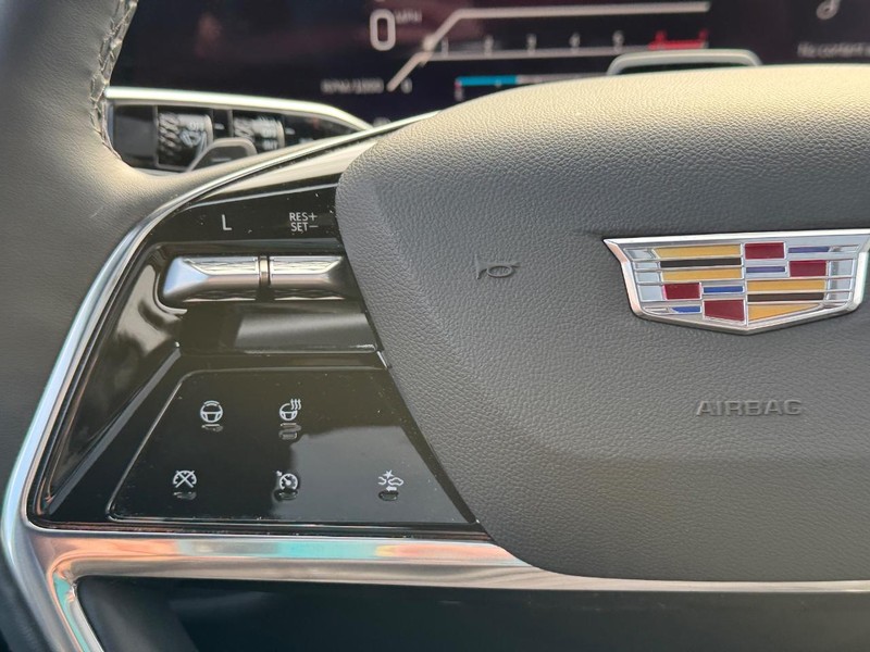 Cadillac Escalade Vehicle Full-screen Gallery Image 20