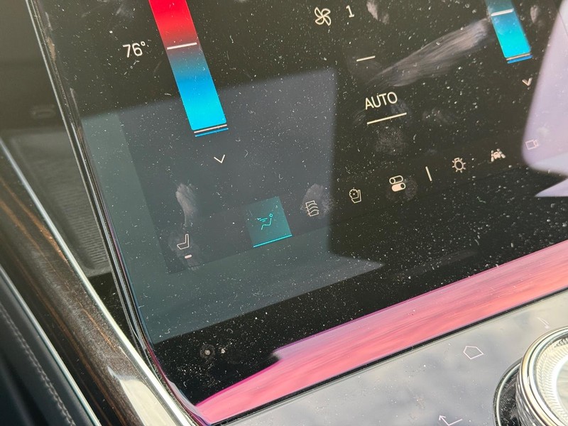 Cadillac Escalade Vehicle Full-screen Gallery Image 22