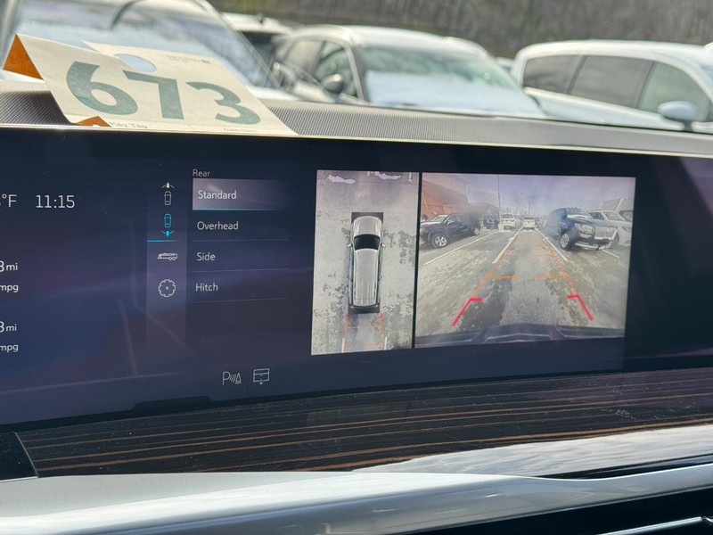 Cadillac Escalade Vehicle Full-screen Gallery Image 23