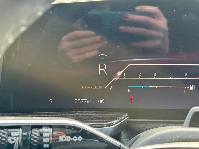 Cadillac Escalade Vehicle Full-screen Gallery Image 24