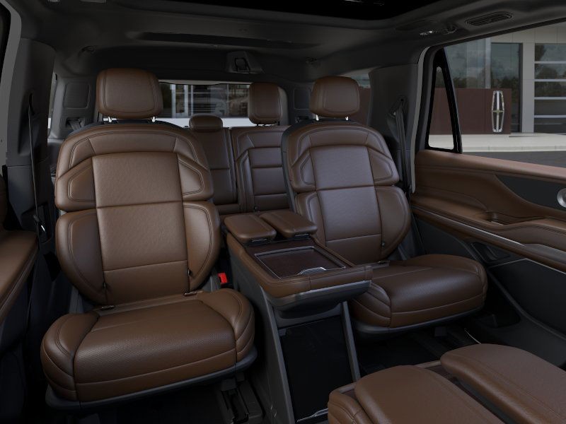 Lincoln Navigator Vehicle Full-screen Gallery Image 12