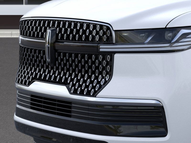 Lincoln Navigator Vehicle Full-screen Gallery Image 18