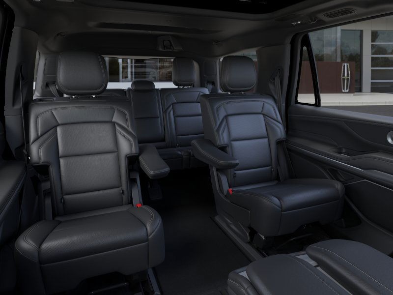 Lincoln Navigator Vehicle Full-screen Gallery Image 12