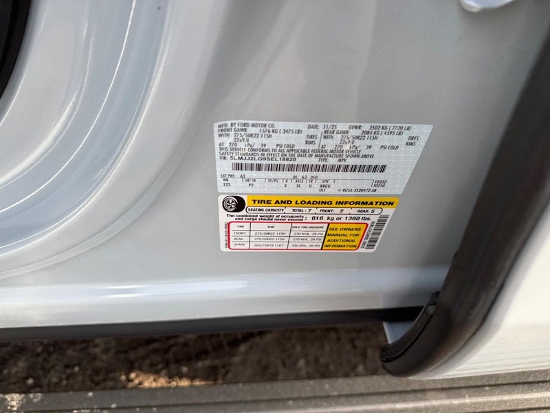 Lincoln Navigator Vehicle Full-screen Gallery Image 27