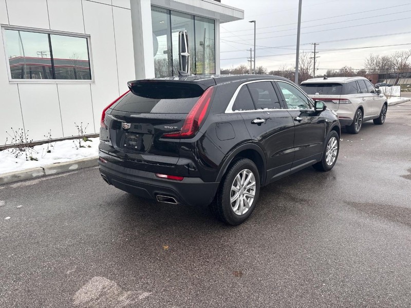 Cadillac XT4 Vehicle Full-screen Gallery Image 03