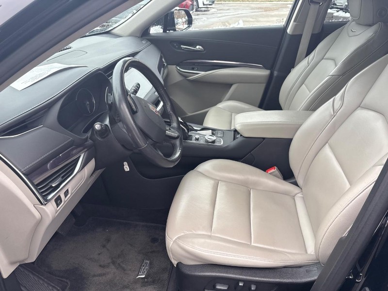 Cadillac XT4 Vehicle Full-screen Gallery Image 05