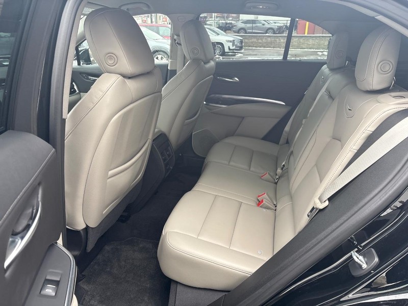 Cadillac XT4 Vehicle Full-screen Gallery Image 06