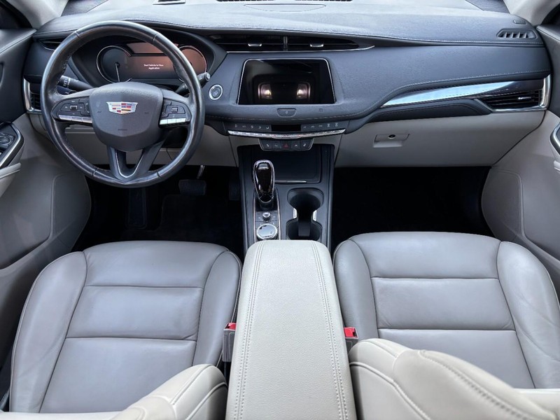 Cadillac XT4 Vehicle Full-screen Gallery Image 11