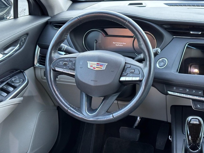Cadillac XT4 Vehicle Full-screen Gallery Image 12