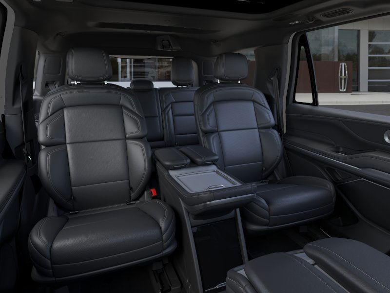 Lincoln Navigator Vehicle Full-screen Gallery Image 12