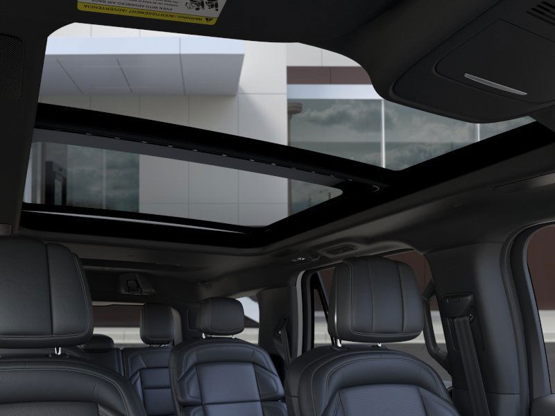 Lincoln Navigator Vehicle Full-screen Gallery Image 23