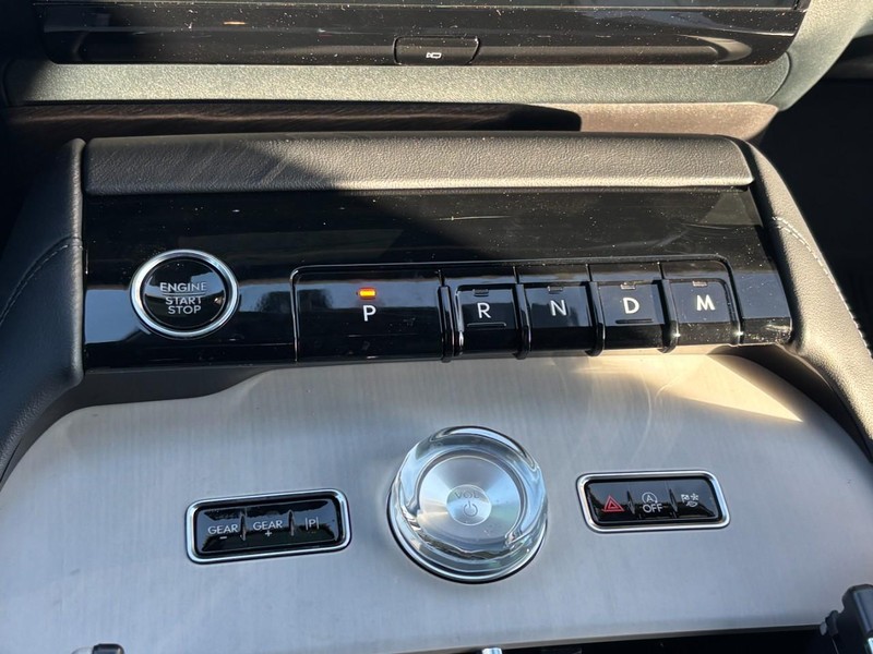 Lincoln Navigator Vehicle Full-screen Gallery Image 26