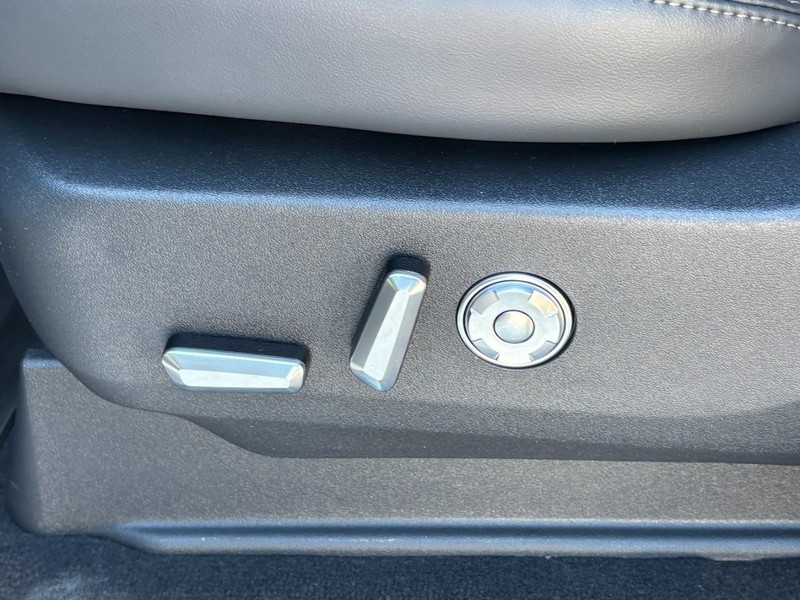 Lincoln Navigator Vehicle Full-screen Gallery Image 27